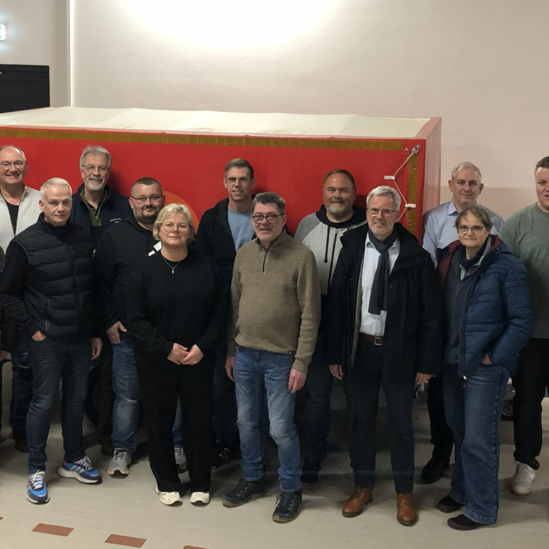 Die Freien Wähler informieren sich über den neuen Löschzug Mitte im Feuerwehrhaus Lehnheim-Stangenrod.