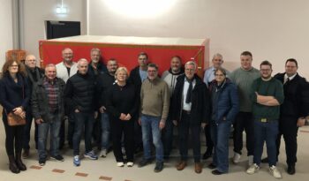 Die Freien Wähler informieren sich über den neuen Löschzug Mitte im Feuerwehrhaus Lehnheim-Stangenrod.