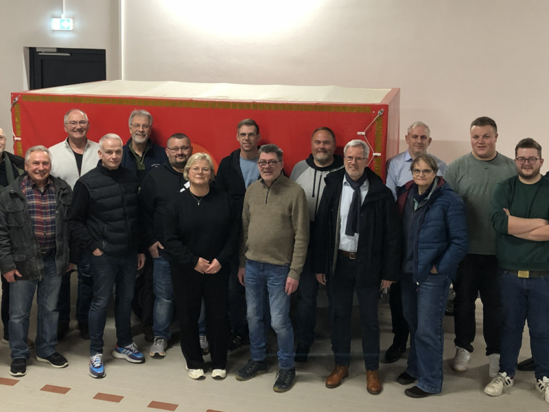 Die Freien Wähler informieren sich über den neuen Löschzug Mitte im Feuerwehrhaus Lehnheim-Stangenrod.